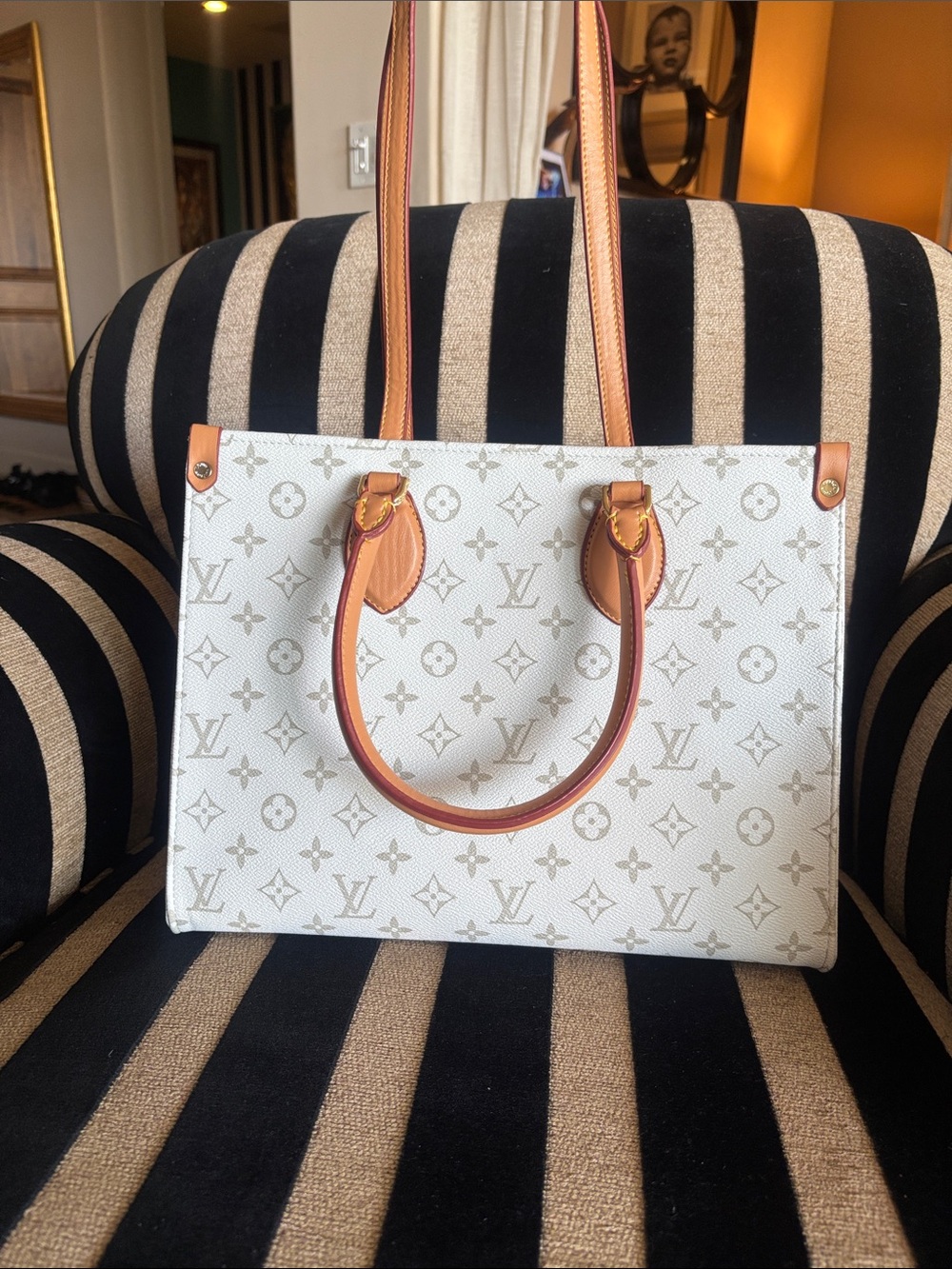on the go quality White Monogram top handle , tote - Picture 12 of 16
